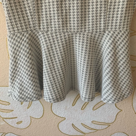 ELLE | Houndstooth Short Sleeve Peplum Top - Picture 3 of 7